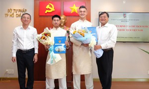 Hai cầu thủ Việt kiều Khoa Ngô và Lê Giang Patrik thuộc CLB Công an TPHCM nhận quốc tịch Việt Nam