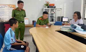 Công an vào cuộc điều tra vụ cháu bé bị cha và mẹ kế bạo hành