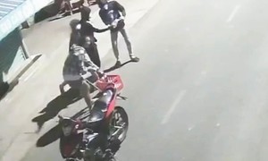 Công an truy tìm nhóm thanh niên ném “bom xăng” vào nhà dân khiến một xe máy bốc cháy