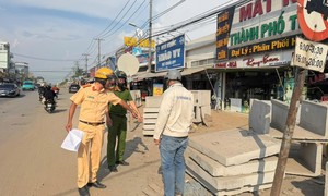 Chủ đầu tư dự án cầu Tăng Long bị CSGT phạt vì để đất đá thi công cản trở giao thông