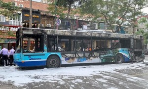 Xe buýt đang lưu thông trên đường, bất ngờ bốc cháy ngùn ngụt, chỉ còn khung sắt