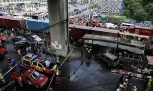 Tàu chở hàng tông xe buýt khiến hàng chục người thương vong ở Bangkok