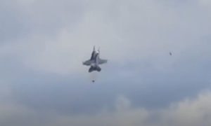 Phi công bung dù thoát thân khi hai tiêm kích va chạm trên không ở Mỹ