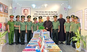 Công an phường Thủ Dầu Một sinh hoạt chính trị, tham quan ‘Không gian văn hóa Hồ Chí Minh’