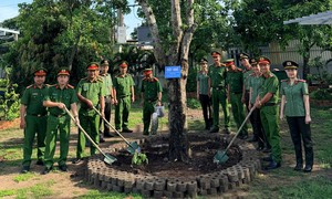 Công an xã Tân Nhựt dâng hương tưởng niệm Chủ tịch Hồ Chí Minh