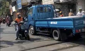 Băng đường sắt khi đèn tín hiệu đã bật, tài xế xe tải bị phạt 5 triệu đồng, tước bằng lái 2 tháng