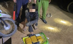 Bắt thanh niên vận chuyển 16.000 viên ma túy từ Lào về Việt Nam