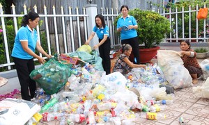 Biến rác thải nhựa thành tiền - cách làm nghĩa tình của phụ nữ miền Tây