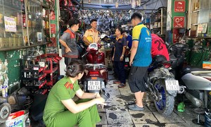 CSGT Công an TPHCM kiểm tra một số tiệm sửa xe nhằm kịp thời phát hiện, xử lý các vi phạm