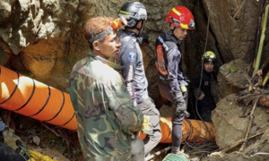 Lực lượng cứu hộ “chạy đua” giải cứu 7 người mắc kẹt trong hang động ngập lụt ở Lào