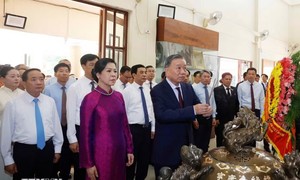 Tổng Bí thư, Chủ tịch nước Tô Lâm dâng hương tưởng niệm Chủ tịch Hồ Chí Minh tại Thái Lan