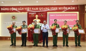 Chủ tịch UBND TPHCM khen thưởng các đơn vị lập chiến công xuất sắc, phá nhanh vụ án nổ súng bắn người nước ngoài