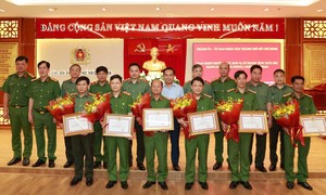 Khen thưởng các đơn vị xuất sắc trong đấu tranh phòng, chống tội phạm