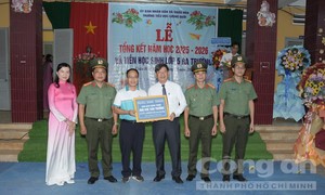 Cơ quan Uỷ Ban Kiểm tra Đảng uỷ Công an TPHCM và nhà tài trợ tặng công trình thiết yếu cho trường tiểu học