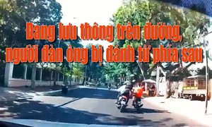 Clip người đàn ông đang lưu thông trên đường bất ngờ bị đánh từ phía sau