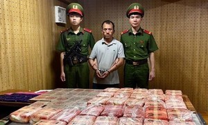 Nhóm đối tượng vận chuyển 23 kg ma túy dùng súng, dao chống trả khiến 1 cán bộ Công an bị thương
