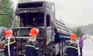 Video: Xe đầu kéo bất ngờ bốc cháy dữ dội trên cao tốc
