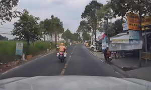CSGT dùng xe đặc chủng dẫn đường đưa thầy giáo bị đột quỵ khi đang dạy học đi cấp cứu