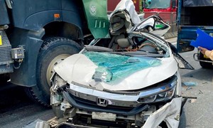 Video khoảnh khắc CSGT giải cứu 3 người mắc kẹt trong ôtô bẹp dúm