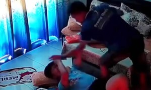 Công an khẩn trương điều tra vụ clip một thiếu niên bị cha dượng bạo hành