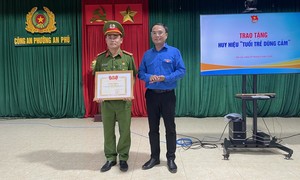 Trao Huy hiệu “Tuổi trẻ dũng cảm” cho đại úy công an cứu hai em nhỏ thoát đuối nước