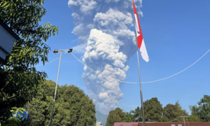 Indonesia khẩn trương tìm kiếm 20 người leo núi sau khi núi lửa Dukono bất ngờ phun trào