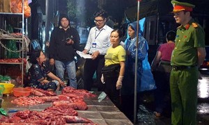 Video: ‘Đột kích’ khu ‘chợ’ bán thịt bò không bảo đảm vệ sinh thực phẩm ở Hà Nội