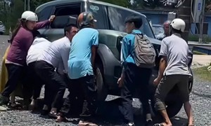 Nhiều người hợp sức nâng ôtô 4 chỗ cứu nữ sinh mắc kẹt dưới gầm sau tai nạn
