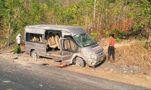 Xe khách lao xuống lề đường Quốc lộ 25, 1 người tử vong, 2 người bị thương nặng