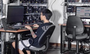 Bài 2: "Phone farm" và nền kinh tế ngầm của tương tác ảo