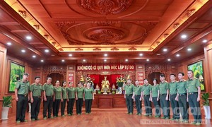 Ban Chuyên đề Công an TPHCM dâng hương Chủ tịch Hồ Chí Minh nhân kỷ niệm 50 năm ngày thành lập Báo