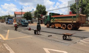 Khắc phục hư hỏng trên Quốc lộ 19 sau phản ánh của báo chí
