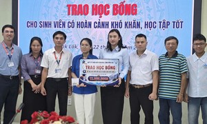 Trao học bổng cho học sinh - sinh viên có hoàn cảnh khó khăn ở Đắk Lắk