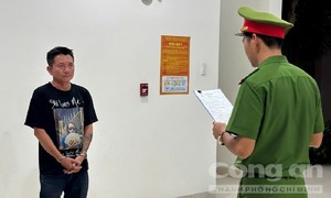 Tạm giữ tài xế say rượu lái ôtô tông vào quán nhậu, gây náo loạn trên đường, chống đối lực lượng chức năng