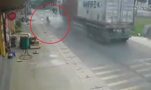Video: Xe container bất ngờ 'rụng bánh' khi đang chạy tốc độ cao