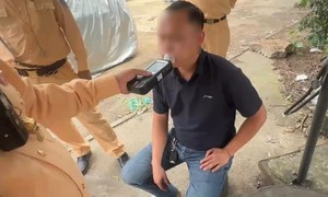 Phạt 67 triệu đồng tài xế điều khiển xe đầu kéo cơi nới kích thước thành thùng