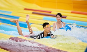 Tung vé siêu ưu đãi, Vũng Tàu hút hàng nghìn du khách đến xem pháo hoa và chơi công viên nước