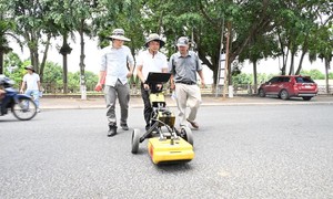 Dùng radar 'siêu âm' đất tìm kiếm khu vực nghi có mộ tập thể liệt sỹ