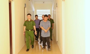 Khởi tố 2 đối tượng giả danh nhà báo cưỡng đoạt tài sản