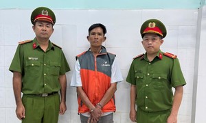 Công an xã Đông Thạnh bắt nóng đối tượng chuyên đi cướp giật vé số