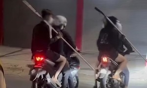 Tạm giữ 13 thanh thiếu niên chạy xe nẹt pô, mang hung khí đi gây rối, đuổi đánh người