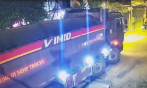 Video: Tàu hỏa tông xe ben, tài xế may mắn thoát nạn trong gang tấc