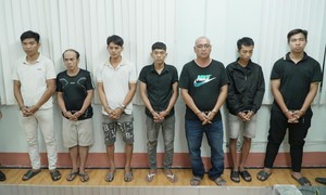 Vụ khiêng quan tài có người sống diễu phố: Khởi tố chủ trại hòm cùng 6 đối tượng liên quan