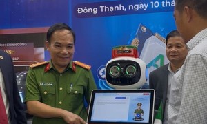 Xã Đông Thạnh: Ra mắt robot lễ tân Công an xã và vận hành Trạm hành chính công 24/7