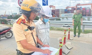 CSGT Công an TPHCM lập biên bản xử phạt đơn vị sửa chữa cầu Đồng Nai