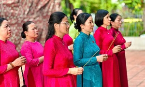 Đoàn nữ cán bộ phường Bình Tân dâng hương các Anh hùng liệt sĩ tại Công viên Lê Thị Riêng