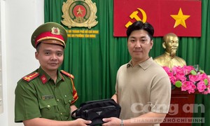 Du khách nước ngoài nhận lại tài sản sau 3 giờ trình báo bị cướp giật: 'Cảm ơn các anh Công an, TPHCM thật tuyệt vời...'