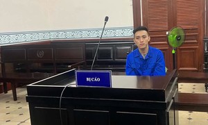 Gã thanh niên cuồng ghen đánh đập rồi ném bạn gái từ mái nhà xuống đất