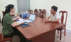 Chủ tiệm photocopy lưu lại mẫu giấy tờ của khách để làm giả con dấu, tài liệu bán ra thị trường