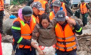 Video: Lực lượng Công an ngược dòng lũ dữ, bám trụ cứu dân trong hiểm nguy